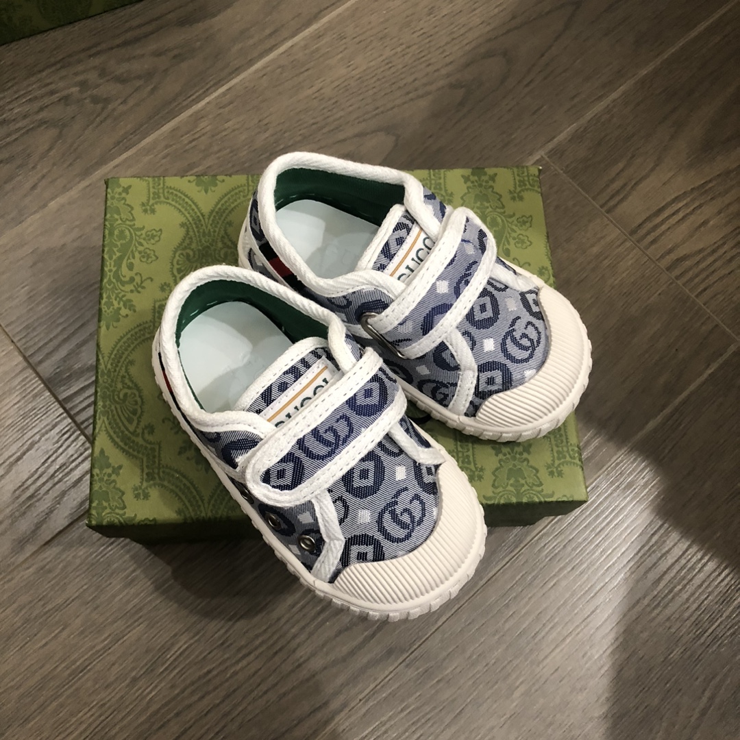 Children's shoes child